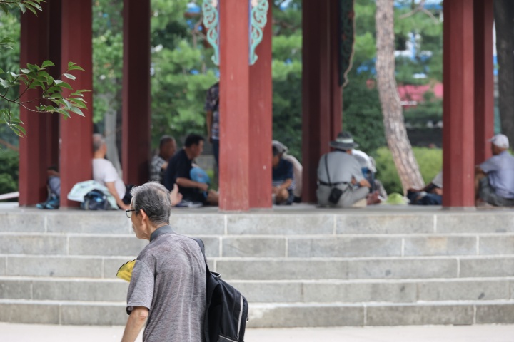 서울 종로구 탑골공원 어르신들 모습. 2025.7.29. (ⓒ연합, 무단 전재-재배포 금지)