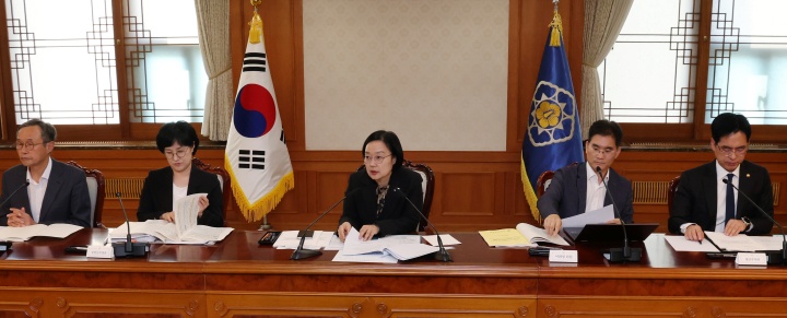 한성숙 국무총리가 12일 서울 종로구 정부서울청사에서 열린 자살예방정책위원회 회의를 주재하고 있다. 2026.10.12. (ⓒ뉴스1, 무단 전재-재배포 금지)