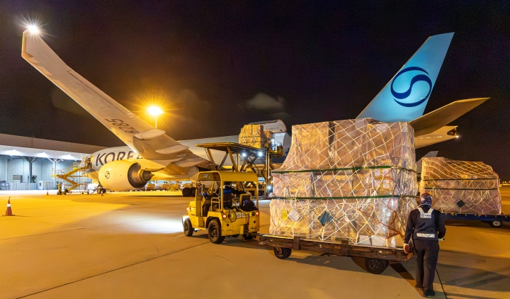 인천국제공항 대한항공 화물터미널에서 관계자들이 삼성전자와 SK하이닉스의 반도체를 항공기에 탑재하고 있다. 2026.7.31 (사진=저작권자(c) 연합뉴스, 공동취재, 무단 전재-재배포 금지)
