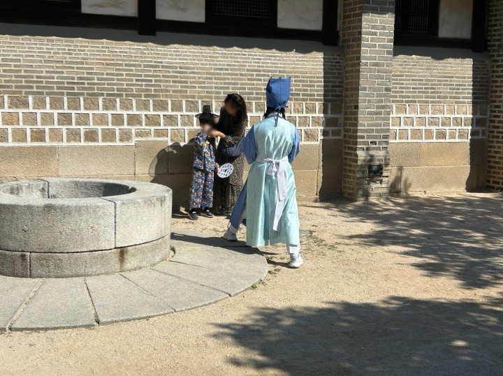 방문객의 사진을 찍어주고 있는 궁이둥의 모습 (본인 촬영)