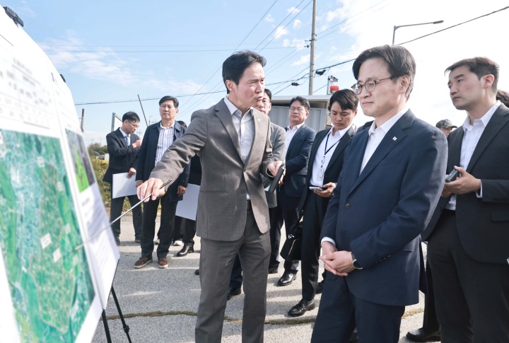 김정관 산업통상부 장관이 12일 서남권 반도체 산업단지 후보지인 광주 군공항을 방문해 관계기관과 함께 군공항 임시배치, 산단지정 및 부지 조성, 전력·용수 공급계획 등 추진현황을 공유하고 사업 추진 과정에서 예상되는 장애요인과 대응 방안도 함께 논의했다. 2026.10.12 (ⓒ뉴스1, 산업통상부 제공, 무단 전재-재배포 금지)