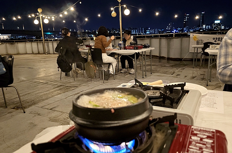 야외에서 뚝배기 요리를 끓이며 체험에 참여했다. (본인촬영)