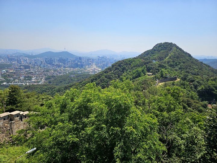 서울 종로구 북악산 청운대 인근 곡장(곡성)에서 바라본 북악산 정상과 한양도성, 건너편 남산. 2026.6. (사진=저작권자(c) 연합뉴스, 무단 전재-재배포 금지)