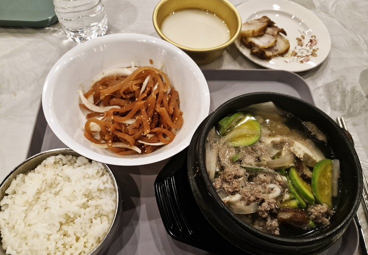 직접 만든 새우젓국과 짠지를 포함해 한 상 가득 차려진 밥상.(본인 촬영)
