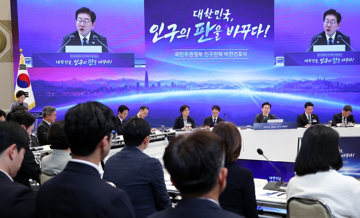이재명 대통령이 14일 청와대에서 열린 인구전략 비전선포식에서 발언하고 있다. 2026.10.14(사진=저작권자(c) 연합뉴스, 무단 전재-재배포 금지)