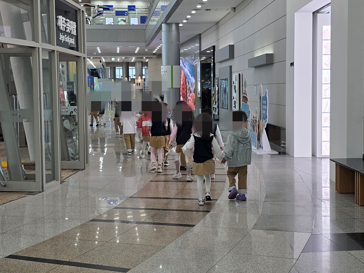 소금 위에 피어난 식물 관람을 마치고 나온 아이들(본인촬영)
