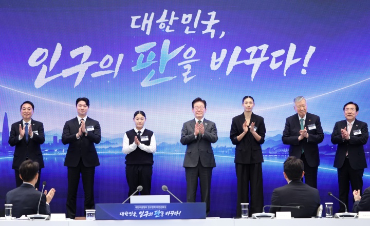 이재명 대통령이 14일 청와대 영빈관에서 열린 국민주권정부 인구전략 비전 선포식에서 각계 대표들과 비전선포 세레머니를 하고 있다. (청와대통신사진기자단) 2026.10.14 (ⓒ뉴스1, 청와대통신사진기자단, 무단 전재-재배포 금지)