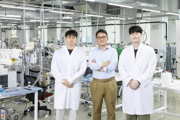 핵심 연구진인 조현제(왼쪽부터) 학생연구원, 조문호 단장, 민석영 박사후연구원(사진=IBS 제공)