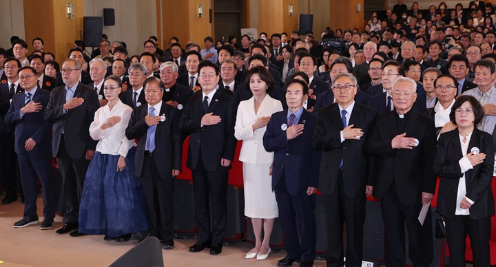 이재명 대통령과 김혜경 여사가 16일 부산시청에서 열린 부마민주항쟁 47주년 기념식에서 국기에 경례하고 있다. 2026.10.16(사진=저작권자(c) 연합뉴스, 무단 전재-재배포 금지)