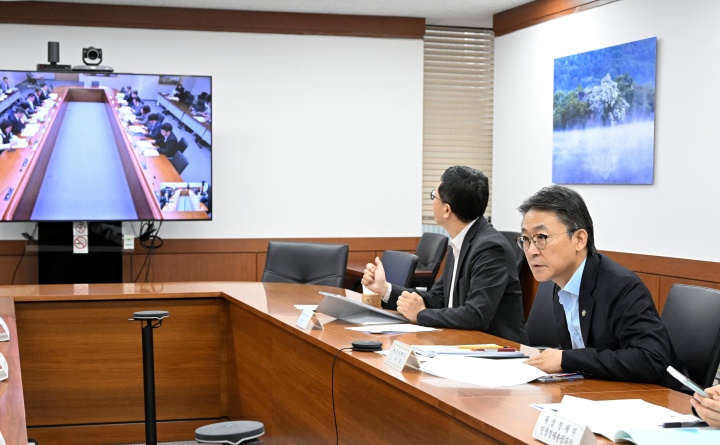 권대영 재정경제부 차관이 16일 서울 종로구 정부서울청사에서 열린 '2026년 제11차 일자리 전담반(TF)'을 주재하고 있다. 2026.10.16 (ⓒ뉴스1, 재정경제부 제공, 무단 전재-재배포 금지)