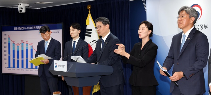 김용수 국무조정실 국무2차장과 김이탁 국토교통부 1차관 등이 16일 서울 종로구 정부서울청사에서 제1차 주택 공급 정례브리핑을 하고 있다. 2026. 10.16. (ⓒ뉴스1, 무단 전재-재배포 금지)
