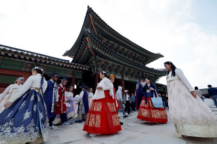 서울시 종로구 경복궁에서 렌탈 한복을 입고 궁궐을 거닐며 추억을 남기고 있다. 2026.10.12. (ⓒ뉴스1, 무단 전재-재배포 금지)