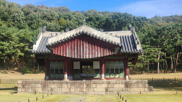 미션을 해결하며 왕릉의 지형지물을 꼼꼼하게 살펴보는 시간을 가질 수 있었다. (본인촬영)