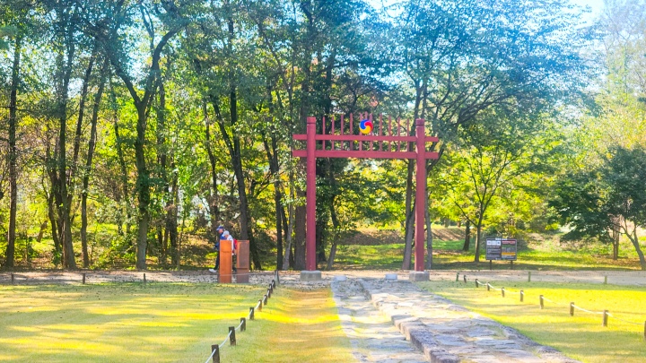 아름다운 가을 나무들과 홍살문. (본인촬영)