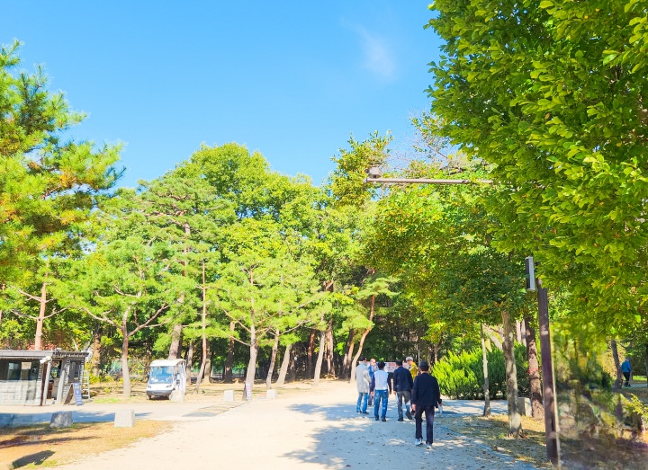 가을의 맑은 하늘과 더불어 평탄한 숲길을 걷고 있으니 힐링이 되었다. (본인촬영)