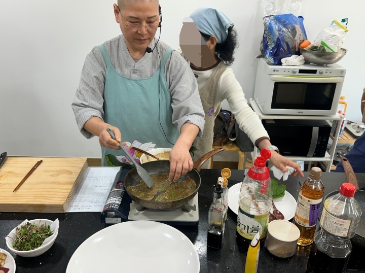 도토리 가루와 밀가루, 찹쌀가루를 섞어 전병을 만드는 모습 (본인 촬영)