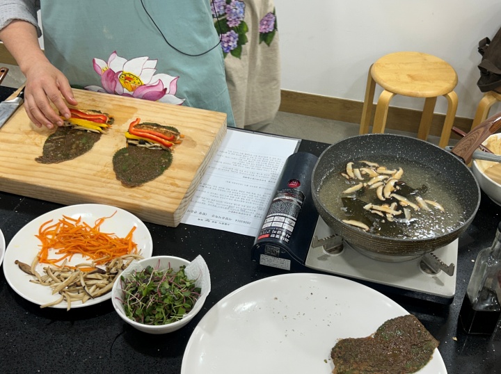 길게 자른 채소와 구운 두부를 넣고 말아 야채말이를 완성하는 모습 (본인 촬영)