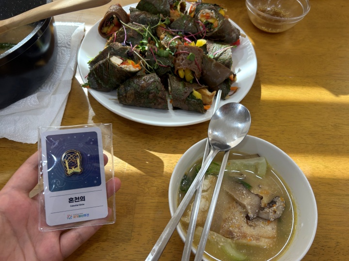 직접 만든 음식과 국가유산주간 뱃지를 들고 기념사진을 찍었다. (본인 촬영)