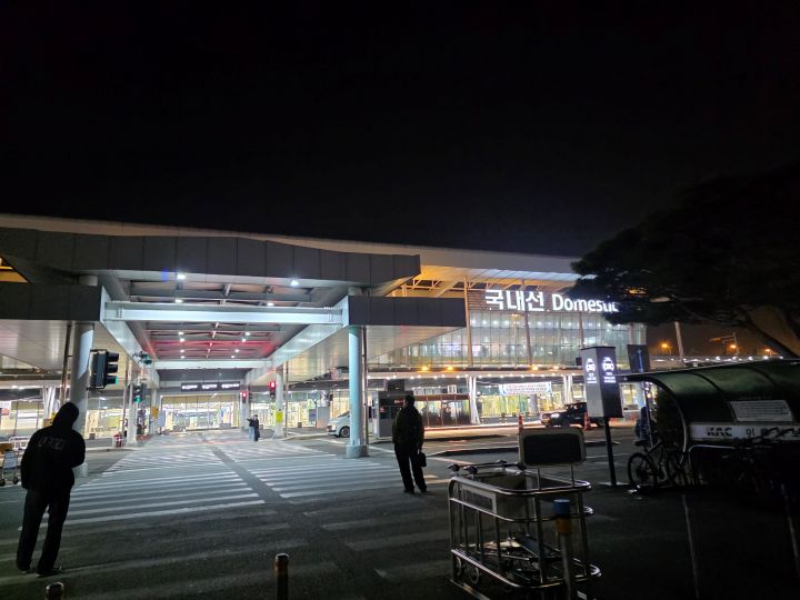 이른 새벽, 김포공항에 도착했다. 아직 해도 뜨지 않은 시간이었지만, 제주를 찾으려는 방문객 다수가 몰려 공항이 꽤 혼잡했다. 사진은 김포국제공항 국내선청사의 전경.