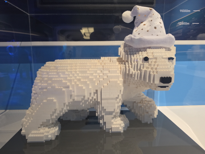 레고로 만든 북극곰. 북극곰의 눈물이 떠오른다.(본인 촬영)