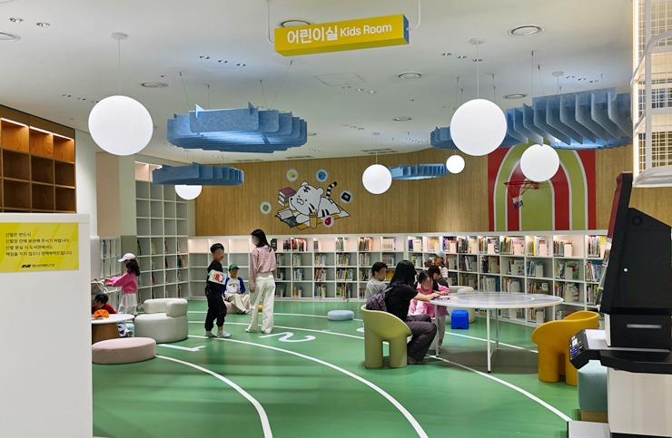 육상트랙으로 꾸며진 도서관 어린이실. (본인 촬영)