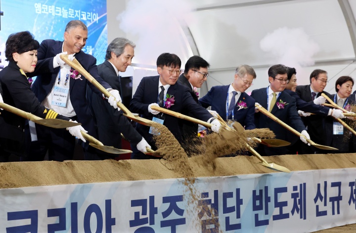 19일 전남광주통합특별시 북구 앰코테크놀로지코리아 광주공장에서 열린 첨단 반도체 신규 제조라인 착공식에서 이진안 대표, 민형배 시장, 산업통상부 이민우 산업성장실장 등 참석자들이 착공 세리머니를 하고 있다. 2026.10.19 (사진=저작권자(c) 연합뉴스, 무단 전재-재배포 금지)