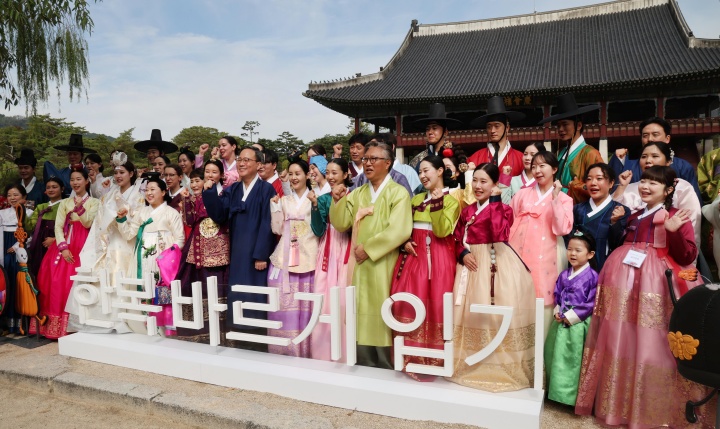 서울 경복궁 경회루 앞에서 한복 바르게 입기 캠페인 참석자들이 기념촬영 하고 있다. 이날 행사에는 김영수 문화체육관광부 1차관 및 한복 인플루언서, 한복대여업체 관계자 등이 참석했다. 2026.10.19. (ⓒ뉴스1, 무단 전재-재배포 금지)