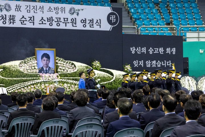 19일 오전 경기 부천시 부천체육관에서 엄수된 고 김진석 소방위 영결식에서 소방관들이 유족을 향해 경례하고 있다. 2026.10.19 (ⓒ뉴스1, 공동취재, 무단 전재-재배포 금지)
