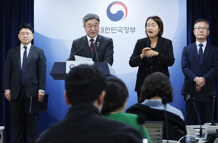 윤호중 행정안전부 장관이 7일 서울 종로구 정부서울청사에서 부산 금정구와 경기 동두천시, 경남 통영시 등 3곳을 인구감소지역으로 새로 편입한다는 내용의 인구감소지역 재지정 관련 브리핑을 하고 있다. 2026.10.7 (사진=저작권자(c) 연합뉴스, 무단 전재-재배포 금지)
