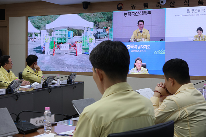 지난 13일 세종시 정부세종청사 농림축산식품부 재난상황실에서 고병원성 조류인플루엔자 발생을 가정한 2026년 재난대응 안전한국훈련이 실시되고 있다. 김종구 농식품부 차관 주재로 열린 이날 훈련에는 질병관리청과 전라북도 완주군이 참가했다.(사진=저작권자(c) 연합뉴스, 무단 전재-재배포 금지)