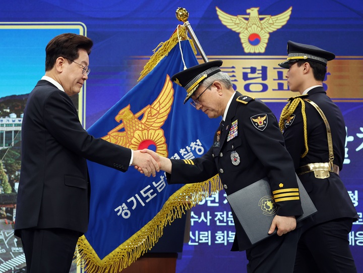 이재명 대통령이 21일 서울 서대문구 경찰청에서 열린 81주년 경찰의 날 기념식에서 경기남부경찰청에 대통령표창을 수여하고 있다. 2026.10.21(사진=저작권자(c) 연합뉴스, 무단 전재-재배포 금지)