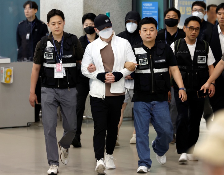 범죄단체를 조직해 총 5조 3000억 원 규모의 불법 도박 사이트를 운영한 총책급 사범 2명이 아랍에미리트(UAE)에서 검거돼 4일 오전 인천국제공항을 통해 국내로 송환되고 있다. 2026.7.4 (ⓒ뉴스1, 무단 전재-재배포 금지)