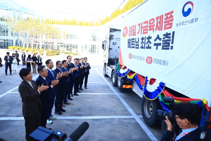 전북 익산 하림 본사에서 열린 'K-닭고기 가공품' 베트남 첫 수출 선적식에서 송미령 농림축산식품부 장관 등 참석자들이 박수치고 있다. 이날 행사에서 하림은 연내 2톤의 닭고기 가공품 초도물량을 수출한 이후 내년까지 70여 톤(7억 원 규모)을 베트남에 수출할 계획이라고 밝혔다. 2026.10.21. (ⓒ뉴스1, 무단 전재-재배포 금지)
