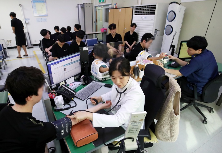 2026년도 첫 병역판정검사가 시작된 15일 오전 부산 수영구 부산울산지방병무청에서 입영대상자들이 신체검사를 받고 있다. 2026.1.15 (ⓒ뉴스1, 무단 전재-재배포 금지)