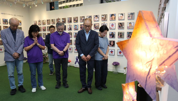 1일 서울 종로구 적선현대빌딩에 마련된 별들의 집에서 열린 10.29 이태원 참사 4주기 '기억과 애도의 날' 선포 기자회견에서 160번째 희생자 고 백형준 님 가족과 관계자들이 추모의 시간을 갖고 있다. 2026.10.1 (사진=저작권자(c) 연합뉴스, 무단 전재-재배포 금지)