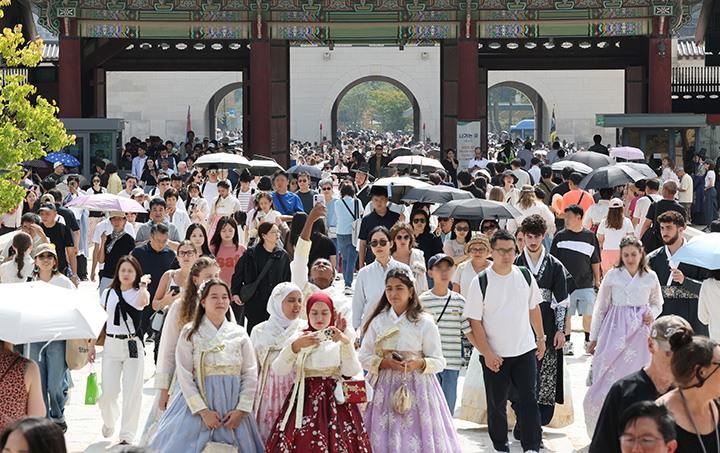 지난달 24일 추석 연휴 첫날 서울 경복궁이 시민과 외국인 관광객들로 북적이고 있다.(사진=저작권자(c) 연합뉴스, 무단 전재-재배포 금지)