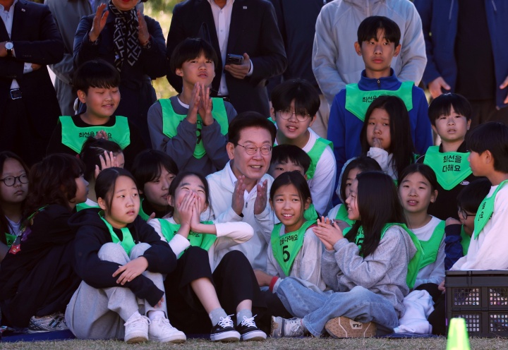 이재명 대통령이 22일 전북 익산 왕궁초등학교에서 열린 가을 체육한마당에서 학생들과 경기를 보고 있다. 2026.10.22 (사진=저작권자(c) 연합뉴스, 무단 전재-재배포 금지)