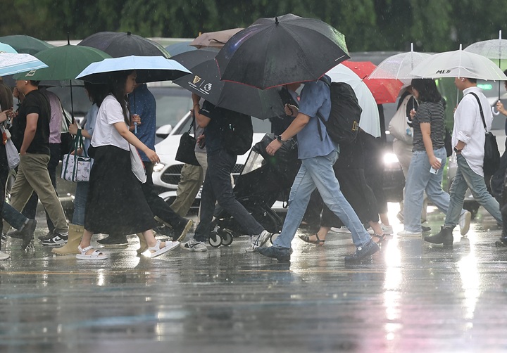 장맛비가 내린 지난 7월 20일 서울 종로구 광화문광장 인근에서 시민들이 이동하고 있다.(사진=저작권자(c) 연합뉴스, 무단 전재-재배포 금지)