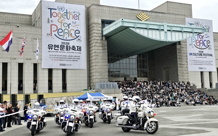 유엔문화축제에서 모터사이클 시범을 선보이는 수방사 대원들 (본인촬영).