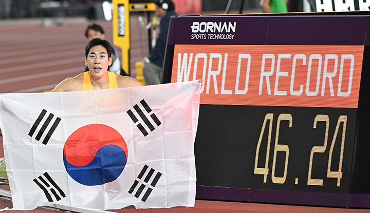 장민호가 지난 23일 일본 나고야 팔로마 미즈호 스포츠파크에서 열린 '제5회 아이치-나고야 아시안 패러게임' 남자 육상 400m T-13에 출전해 46.24로 세계신기록을 달성, 전광판 앞에서 태극기를 들어 보이고 있다.(ⓒ뉴스1, 무단 전재-재배포 금지)