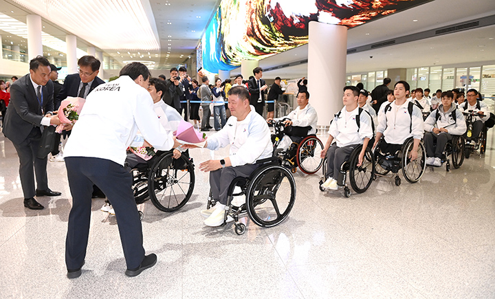 '2026 아이치·나고야 아시안 패러게임'에 참가한 대한민국 선수단이 지난 25일 인천국제공항 제2여객터미널을 통해 귀국하고 있다.(ⓒ뉴스1, 무단 전재-재배포 금지)