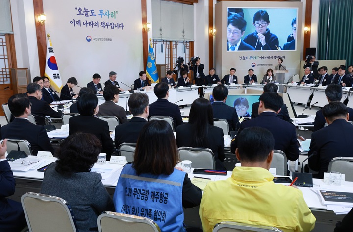 쿠팡물류센터 산재 사망 피해자 고(故) 장덕준씨 모친 박미숙씨가 28일 청와대에서 이재명 대통령 주재로 열린 국민생명안전위원회 제2차 전체회의에서 발표를 하고 있다. 2026.10.28(사진=저작권자(c) 연합뉴스, 무단 전재-재배포 금지)