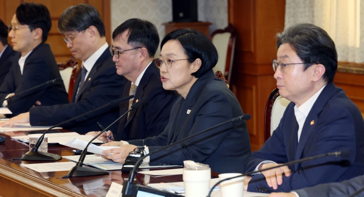 한성숙 국무총리가 27일 서울 종로구 정부서울청사에서 열린 제4차 범부처 주택 신속공급 점검회의에서 모두발언 하고 있다. 2026.10.27. (ⓒ뉴스1, 무단 전재-재배포 금지)