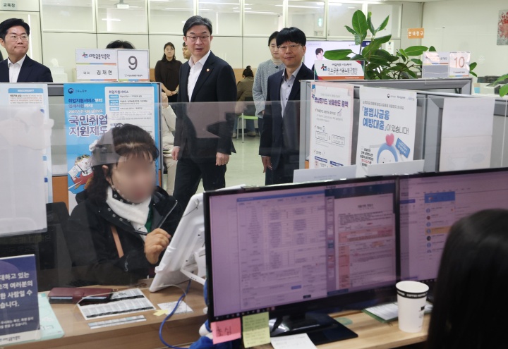 이억원 금융위원장이 23일 오전 서울 노원구 서민금융통합지원센터에서 열린 제3차 포용적 금융 대전환 회의에 앞서 상담 부스를 둘러보고 있다. 2026.3.23 (ⓒ뉴스1, 무단 전재-재배포 금지)