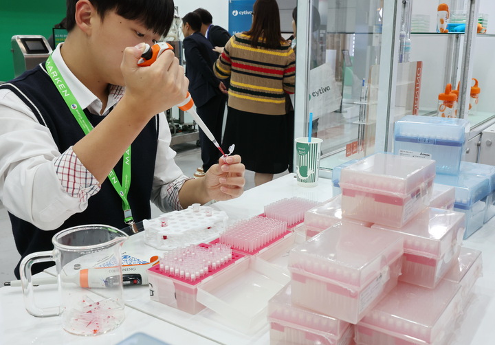 28일 서울 강남구 코엑스에서 열린 바이오·제약산업 전시 '바이오플러스-인터펙스 코리아 2026'을 찾은 한 학생이 시약 저잔류 팁을 체험하고 있다. 2026.10.28 (사진=저작권자(c) 연합뉴스, 무단 전재-재배포 금지)