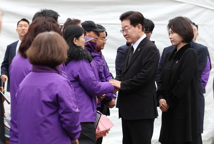 이재명 대통령과 김혜경 여사가 29일 서울 광화문광장에서 열린 이태원참사 4주기 기억식에 입장하며 유가족과 인사하고 있다. 2026.10.29(사진=저작권자(c) 연합뉴스, 무단 전재-재배포 금지)