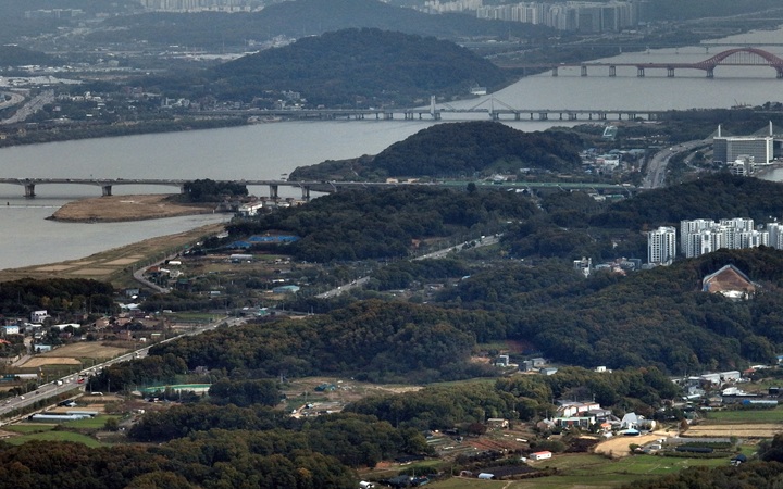 국토교통부가 29일 주택공급 정례브리핑을 열고 하남과 김포, 구리 등 7만 6700가구 규모의 신규 택지 후보지 6곳을 추가 발표했다. 이날 약 3만 7000가구 규모의 경기 김포시 고촌읍 모습. 2026.10.29(사진=저작권자(c) 연합뉴스, 무단 전재-재배포 금지)