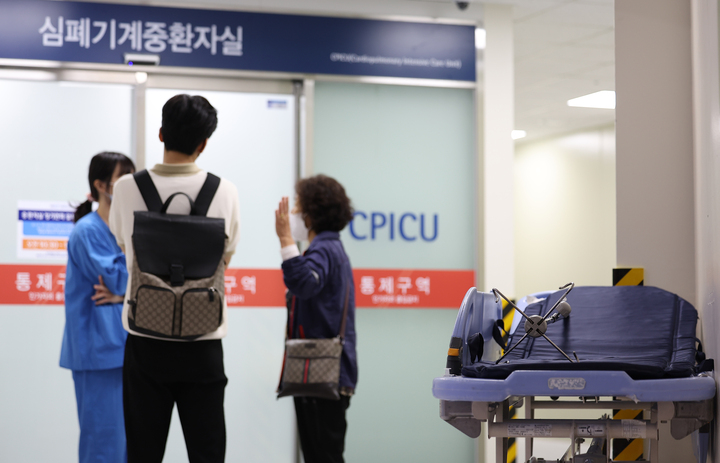 5일 오전 서울 시내 한 대형병원 중환자실 인근에서 한 의료 관계자가 내원객들과 대화를 하고 있다. 2024.7.5 (사진=저작권자(c) 연합뉴스, 무단 전재-재배포 금지)