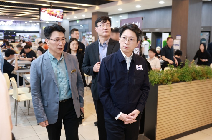 홍지선 국토교통부 장관이 추석 연휴를 하루 앞둔 23일 경부고속도로 죽암휴게소를 방문해 교통 대책과 안전관리 이행 상황을 점검하고 있다. 2026.9.23 (ⓒ뉴스1, 국토교통부 제공, 무단 전재-재배포 금지)