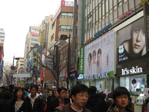 날마다 외국인 관광객들로 북적이는 명동 거리. 연예인들의 초상권이 가장 크게 침해당하고 있는 곳이기도 하다.